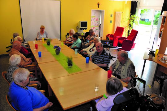 WIR SIND FÜR SIE DA Vorlesestunde für unsere Bewohner In der letzten Ausgabe haben wir Ihnen das Team vom Leseland Trierweiler vorgestellt, die aktiv mit unserer Senioren-Residenz zusammen arbeiten