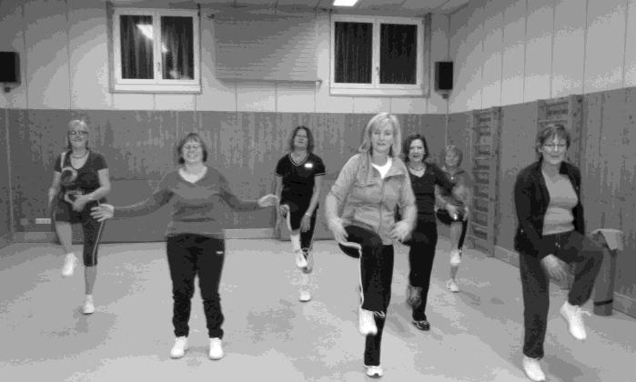 10 10 Kurse des Nachbarschaftshauses RückenFit Nach der Aufwärmphase erfolgt ein gezieltes Kräftigungstraining für den ganzen Körper und speziell für den Rücken: mit Elementen aus Pilates und Yoga -