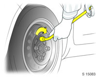 10-20 Wagenpflege 5. Wagenheber am vorderen oder hinteren Ansatzpunkt in der Nähe des betreffenden Rades so ansetzen, dass die Wagenheberklaue den senkrechten Steg umfasst.