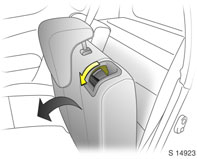 3-4 Sitze, Sicherheitssysteme und Innenraum Die abnehmbare Verbindung am Gurt des mittleren Rücksitzes durch Einstecken des Zündschlüssels in den Schlitz an der Verbindung entriegeln und den Gurt