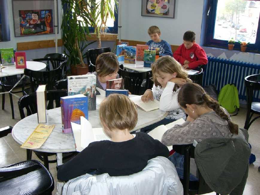 Schüler im Schulcafé Schließlich hatten sich die Kinder zum Gelingen dieses Tages selbst mächtig ins Zeug gelegt und Lesehäppchen, Mini-Buchvor-stellungen aus ihren persönlichen Lieblingswerken,