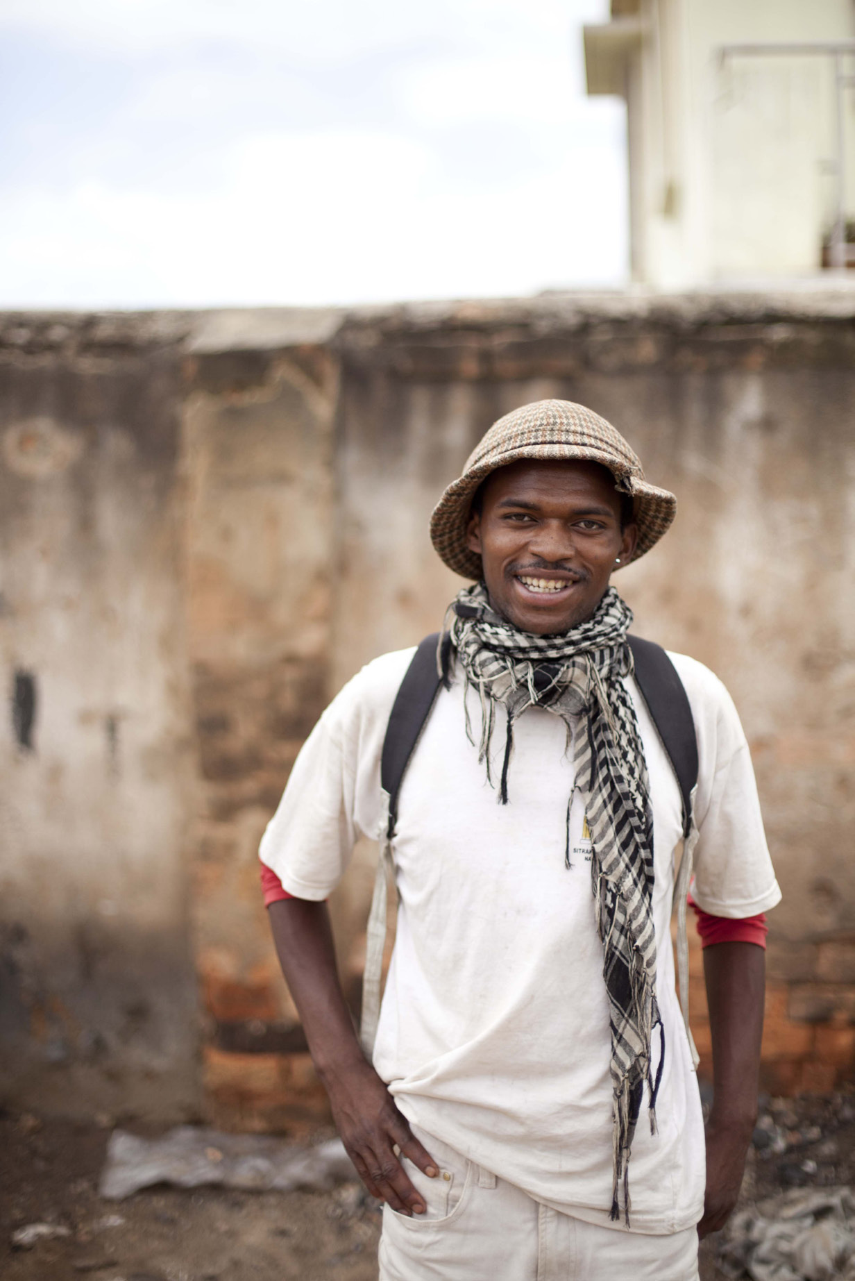 Randrianandrasana Narcisse Jean Ludovic Ludovic kommt aus einer sehr armen Familie aus Antananarivo. Er hat die meiste Zeit seiner Kindheit auf der Strasse in der Umgebung von Anisobe verbracht.