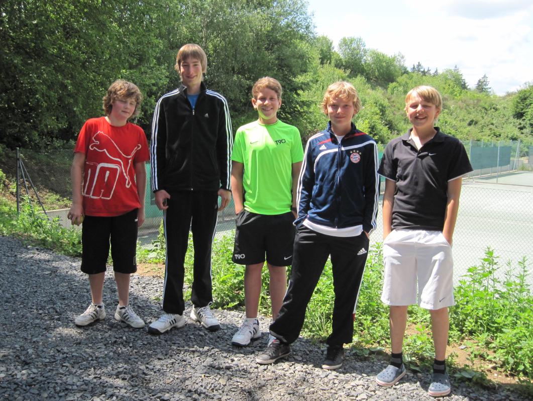 5 Jungen U15 Von links nach rechts: Jan Duchscherer, Jonas Korbach, Simon Neiß, Henri Vos, Yendrik Weidenbusch-Kindler Die