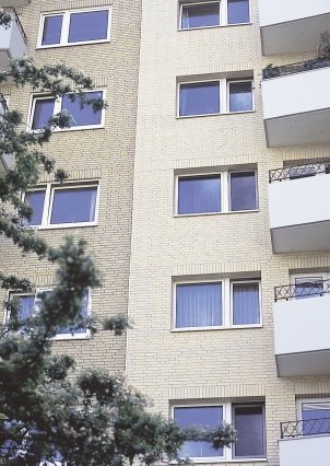 Saniert für mehr Wohnwert: Modernes WDVS mit dauerhaft schützender und blendend aussehender Riemchen-Fassade.