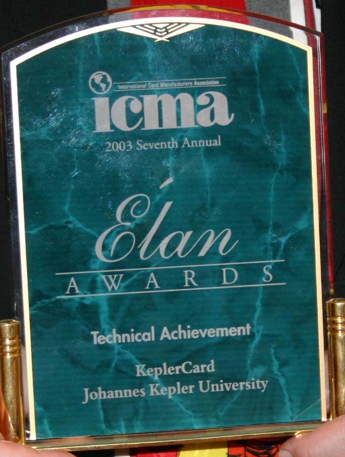 2003 Preisverleihung Der Universitätsdirektor Hofrat Dr. Josef Schmied mit dem Preis der International Card Manufacturers Association.