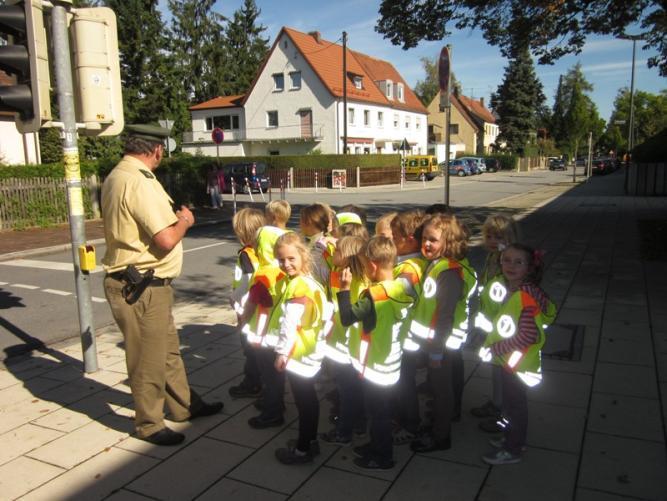 Sicherheitswesten des ADAC Unser Kontaktbeamter der Polizei, Herr Wenisch, überreichte am 25.9. 12 jedem Schulanfänger die leuchtend gelben Westen des ADAC.