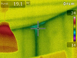 Thermografieaufnahme im Schlafzimmer (DG) Temperatur der Ecke am Bett 13