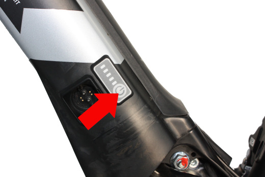 Einbaubeispiel am Rotwild C1 mit Brose Motor Um an die Steckverbindungen zum Anschluss des bikespeed-rs zu gelangen, muss die Steinschlagschutzabdeckung Ihres Motors abgebaut werden.
