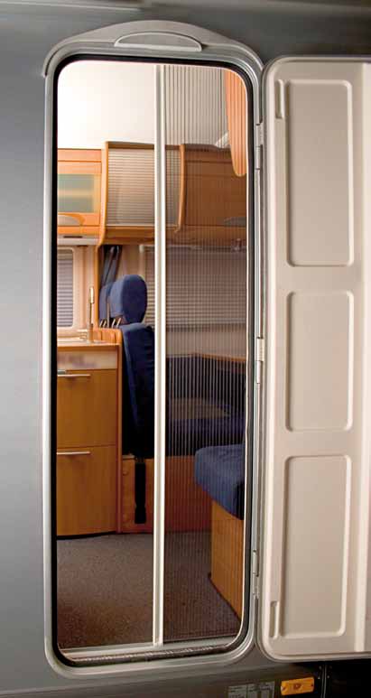 Fliegenschutztüren Fliegenschutztüren Draußen mehr genießen Was nützen einem die besten Insekten-Schutzrollos an den Fenstern, wenn die Tür sperrangelweit offensteht?