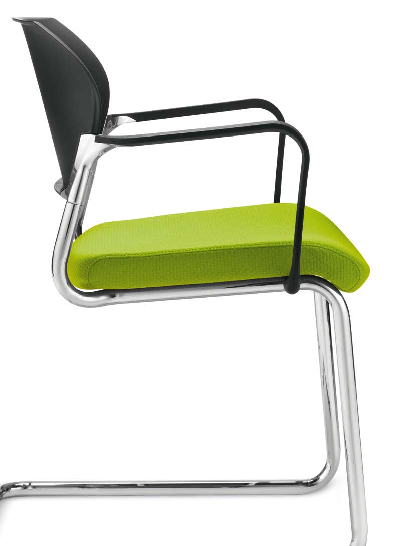 1 Shape elan Besucherstühle/Visitor chairs Erfrischend modern/refreshingly modern SH 36070 080 stapelbar/stackable (SH 36040 080 = nicht stapelbar/not stackable) Der 3fach stapelbare Freischwinger