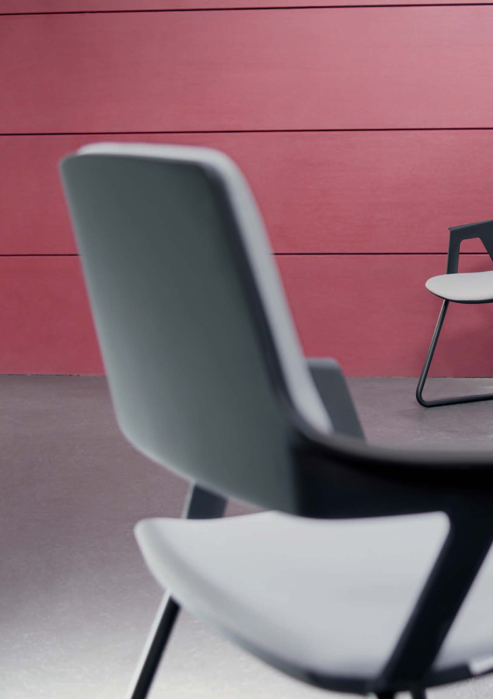 MOVYis3 ist nicht nur ein Stuhl, sondern der Name einer erfreulich vielseitigen Familie, deren verbindendes Merkmal ihr leichtes und transparentes Design ist.
