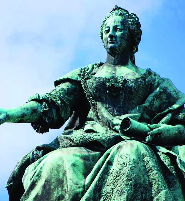 Ist Euch schon einmal aufgefallen, dass Maria Theresia bei ihrem berühmten Denkmal zwischen dem Kunstund Naturhistorischen Museum keine Krone trägt?