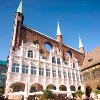 Pauschalangebote für Lübeck-Gäste Für Individualreisende sowie für Gruppen bietet das Theater Lübeck in Kooperation mit der Lübeck und Travemünde Marketing GmbH attraktive Pauschalangebote an.