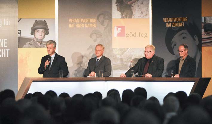 We h r p o l i t i k Alle Fotos: Andreas Bruckner Hochwasser 2002 in Niederösterreich seien 85 Prozent der eingesetzten Soldaten (11.000 von 13.000) Rekruten gewesen.