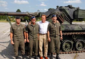 We h r p o l i t i k Ex-Gouverneur Arnold A. Schwarzenegger in der Belgierkaserne zu Gast: Ich bin zutiefst von der Wehrpflicht überzeugt!
