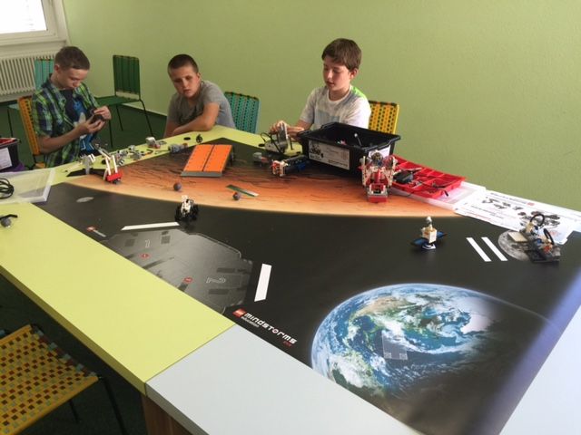 Informatik: Lego Mindstorm AG Florian Klopfer Alemannenschule Wutöschingen In dieser AG können die Kinder mit Lego Mindstorms Roboter konstruieren und diese dann steuern und programmieren lernen.