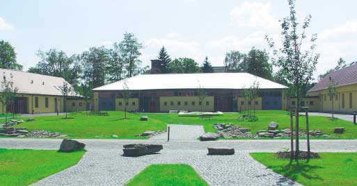 Um- und Erweiterungsbau der Abteilung Soest der Fachhochschule Südwestfalen Auf dem Gelände der in den 30er Jahren errichteten ehemaligen Rumbeke-Kaserne in Soest wurde ein attraktiver Campus für die