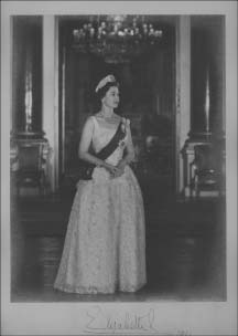 Los-Nr. Geschichte des Auslands seit 1945 EUR 193 ELIZABETH II. von Großbritannien (geb. 1926), Königin seit 1952, e.u. u. Jahr, "Elizabeth R. 1961", auf Fotokarton (ca. 29 x 21) mit Porträtf.