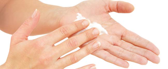 Handpflege mit Cremen Belastend für Hände: Exzessives Bürsten Zu heißes Wasser Handfön Mangelhaftes Abspülen und Trocknen Alkohol auf nasse Hände Alkohol mit Handtuch wegtrocknen