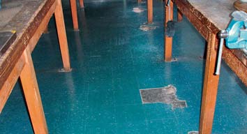 Entfernen von Bodenbelägen 2 Ein- oder zweischichtige asbesthaltige Bodenbeläge (festgebundener Asbest) Floor-Flex Arbeiten und Gefährdungen Begehen und Nutzung ohne Beschädigung: keine oder nur