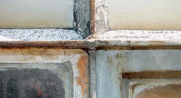 Entfernen von asbesthaltigem Fensterkitt Asbesthaltiger Kitt (festgebundener Asbest) Arbeiten und Gefährdungen Sichtkontrolle, Fenster aus Halterung entfernen: keine oder nur geringe Freisetzung von