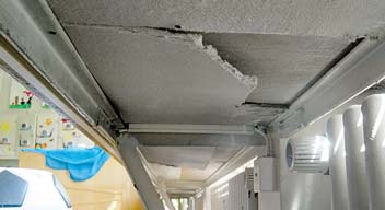 Entfernen/Herausreissen von Brandschutz- oder Wärmeschutzplatten an der Unterseite von Fenstersimsen Asbesthaltige Leichtbauplatten oder Asbestkartons (schwachgebundener Asbest) Arbeiten und