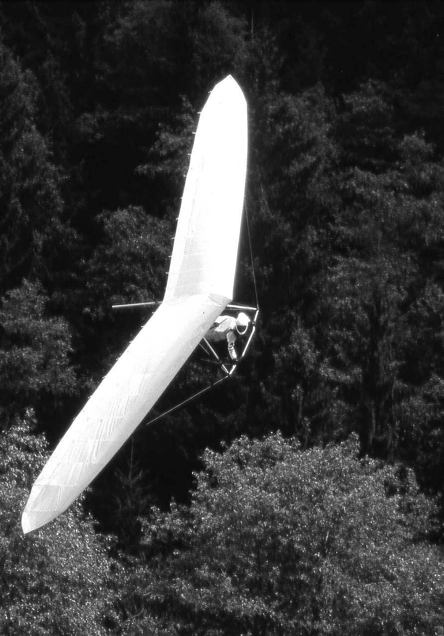 PILOTEN Gleitschirm- und Drachenpiloten eigentlich ganz normale Menschen Dem Gleitschirm- und Drachenfliegen haftet sehr oft der Nimbus des großen Abenteuers an.