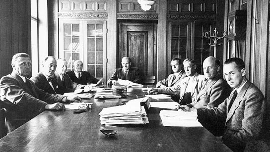 Altpräsident Kaspar Schwärzler eröffnet am 11. Dezember 1945 die konstituierende Sitzung des Vorarlberger Landtages, Militärgouverneur Oberst Henri Jung hält die Ansprache.