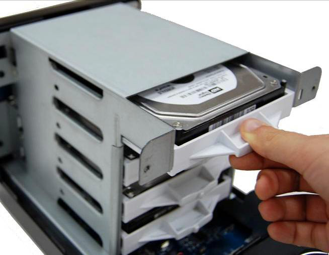 Wenn Sie 2,5 Festplatten verwenden, richten Sie die Festplatte mithilfe der 4 kleineren Öffnungen im Festplattenfach aus und sichern die Festplatte dann mit den mitgelieferten Schrauben (zur