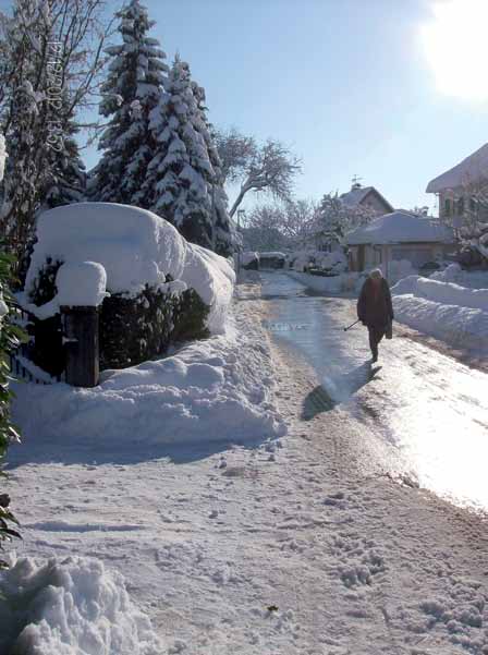 Wintereinbruch Pflichten von Haus- und Liegenschaftseigentümern Der letzte Winter hat es gezeigt, Schnee und Eis in den Wintermonaten stellen immer höhere Anforderungen an die Räumkommandos der