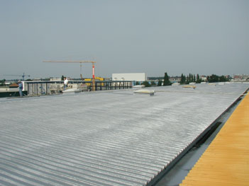 Dachsanierung Blechdach Blechdachsanierung, hier am Beispiel einer 10.000 m² großen Lagerhalle.