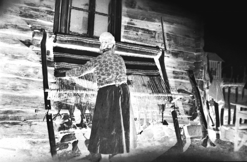 Abb. 2: Weben an einem Gewichtswebstuhl in Amble Sogn/Norwegen um 1930.