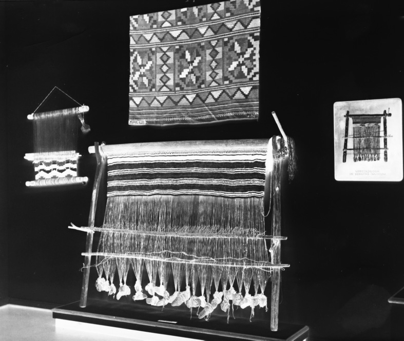 Abb. 3: Gewichtswebstuhl aus Norwegen in der Ausstellung des Textilmuseums 1952. Reihen 70 Webgewichte gelegen haben. Nach seinen Beobachtungen muss der Webstuhl 270 cm breit gewesen sein.