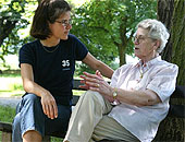 Seniorenhilfe Unterstützung für die "Älteren" Manchmal brauchen auch Ihre alten Angehörigen Hilfe, die Sie vielleicht nur sehr schwer mit dem Berufsleben vereinbaren können.
