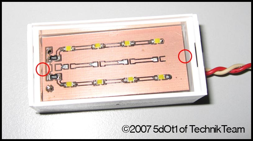 14. Das LED-Board in das Lichtgehäuse einlegen und mittels Kleber fixieren (Abb. 14).