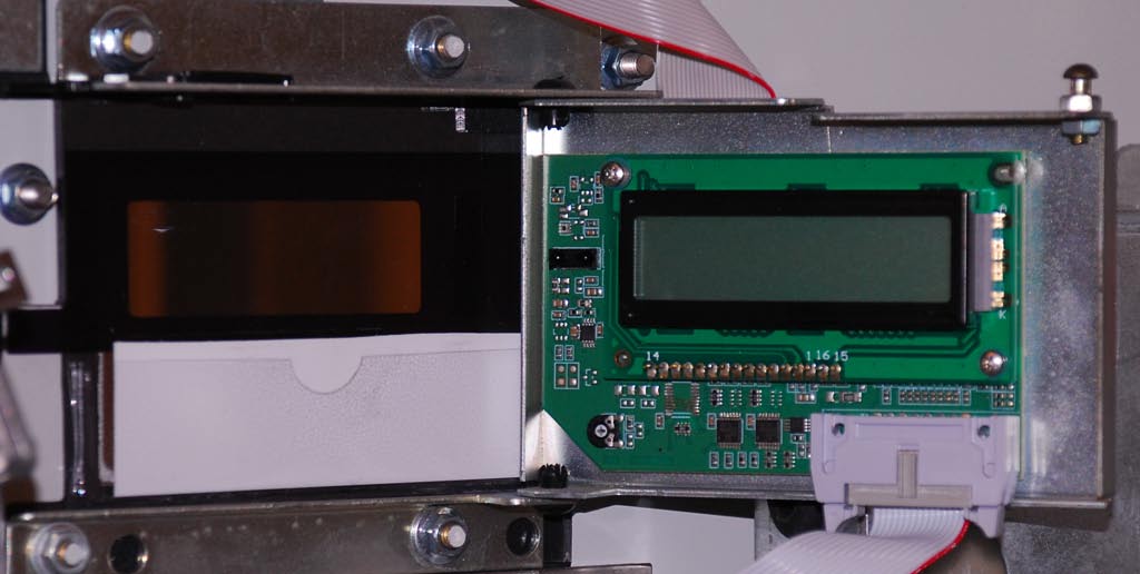 3.7.2 Display mit IrDA IrDA-Sensor Trimm-Poti für Kontrast Abbildung der Einbauposition Modul einbauen Auf Isolierung der Platine gegen die Metallrückwand achten Display wird am selben Flachbandkabel