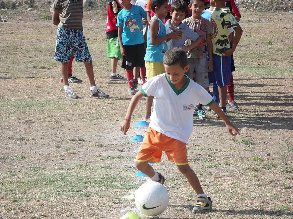 Ein Junge im Sertao beim Fußballspielen Francuelio und der Fußballcode Immer wieder fahren wir mit kleinen Teams junger Christen ins Sertão, die unwirtliche Weite Nordbrasiliens, um in entlegenen