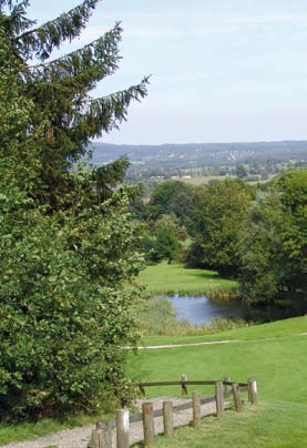 WILLKOMMEN IM GOLFCLUB HENRI- CHAPELLE Der Golfclub Henri-Chapelle ist 15 Minuten von Aachen, 20 Minuten von Lüttich und 30 Minuten von Maastricht entfernt ideal gelegen.