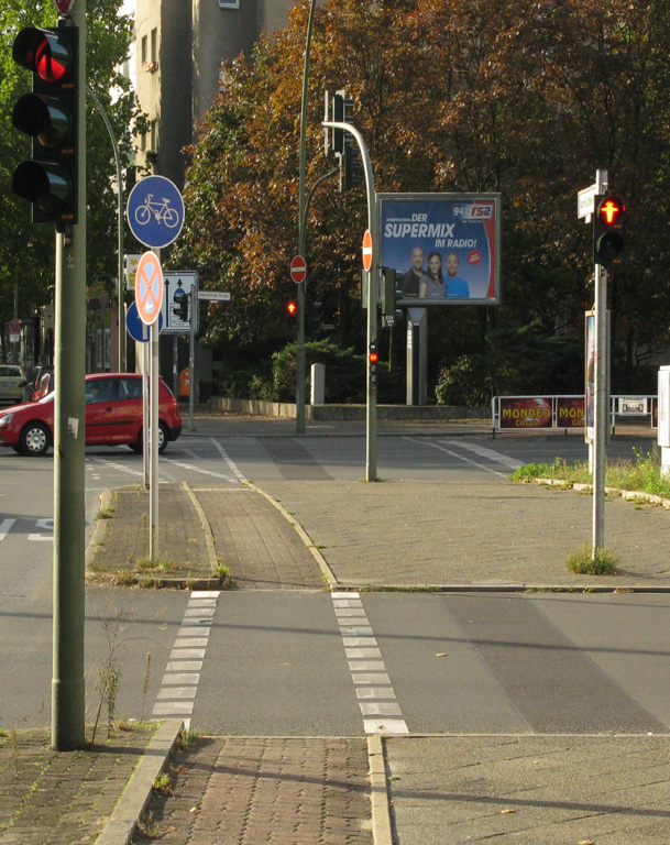 Lichtzeichen für den Fahrverkehr gelten auch für Radfahrer ( 37 Abs. 2 Nr. 6 StVO) Radfahrer müssen ab dem 01.09.