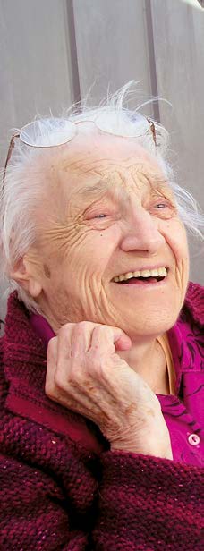 Pflege und Betreuung CS Demenzwohnbereiche/Langzeitpflege Demenzwohnbereiche In jedem Zentrum bieten wir einen spezialisierten Wohnbereich für Menschen mit Demenz an.