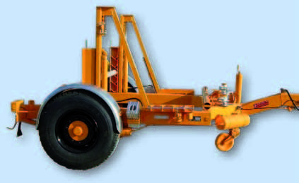 Kupplungshöhe 900 mm (± 100 mm), Heben über hydraulische Handpumpe, verstärktes Stützrad, TÜV abgenommen, 25 km/h, Beleuchtungsanlage 24 Volt, Farbe orange RAL 2011.