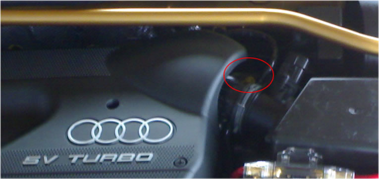 Schritt 5: Bremsflüssigkeit nachfüllen und Bremse Entlüften Also, der Bremsflüssigkeitsbehälter befindet sich unter/hinter dem Schlauch, welcher zwischen Motorblock und Luftfilter verläuft [siehe