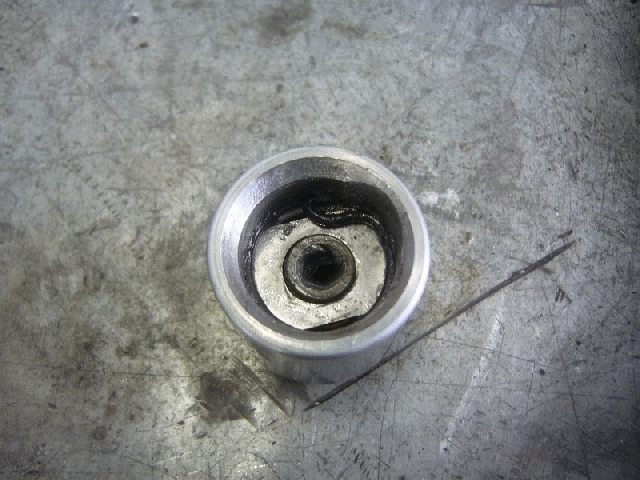Ausbau des Bremskolbens Mit einer Wasserpumpenzange kann der Kolben herausgedreht werden.
