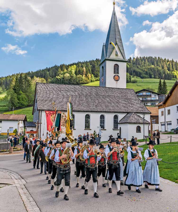 Kultur und Tradition Wegbegleiter mit Geschichte(n) Lebendige Tradition ist im Tannheimer Tal allgegenwärtig und begleitet seine Besucher auf ihrem Weg durch Land und Historie.