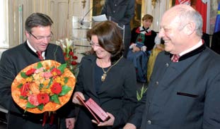 MENSCHEN Marina Baldauf erhält Ehrenzeichen des Landes Tirol Land Tirol/Mück: Marina Baldauf (Mitte) bei der Überreichung des Ehrenzeichens des Landes Tirol durch LH Günther Platter (links) und LH