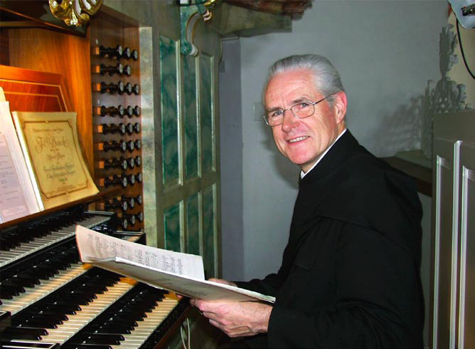 6 Unser Orgelexperte Pater Ambros Koch OSB wurde in Zürich geboren und studierte in Fribourg und Einsiedeln Theologie. 1957 trat er als Mönch ins Kloster Einsiedeln ein.