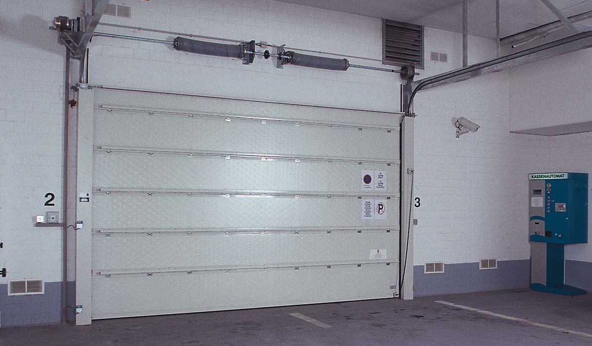 Feuerschutz Sectionaltore IN BEWÄHRTER PLATZSPARENDER TECHNIK Das Torblatt, bestehend aus über - einandergesetzten Sectionen, zieht sich platzsparend unter die Hallendecke zurück und ist auch bei