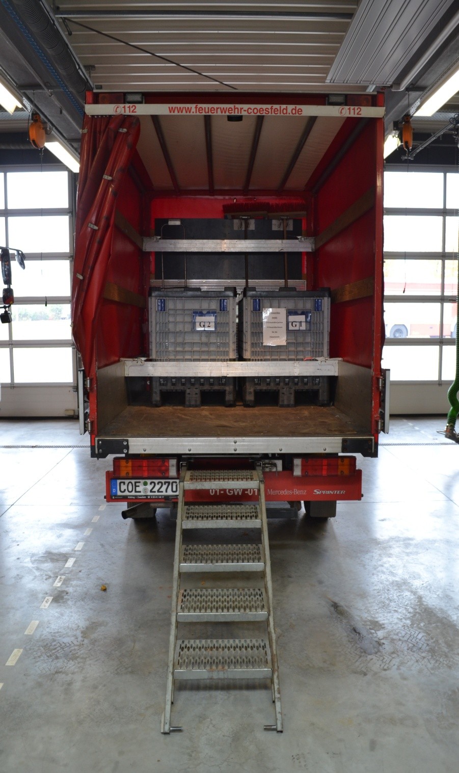 Ausrücken eines Gerätewagen Logistik bei jedem Einsatz mit frischer Ersatzkleidung Lagerungsboxen für Atemschutzgeräte, Wäschesäcke sowie zus. Kleinboxen, Müllbeutel.