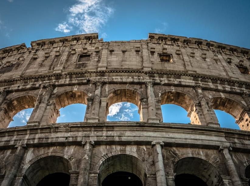 Rom ist unglaublich und nur wer diese wundervolle Stadt mit eigenen Augen gesehen hat, kann ihre Schönheit begreifen. Kunst und Kultur aus allen Epochen Antike und Moderne nebeneinander vereint.. 1.