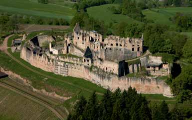 REgIon 3 GEhEIMNISVoLLE RUINEN AM oberrhein Geschichtserlebnis, Natur und obendrein Ruinenabenteuer: Das ist die perfekte Mischung, die die Burgen am Oberrhein auszeichnet.